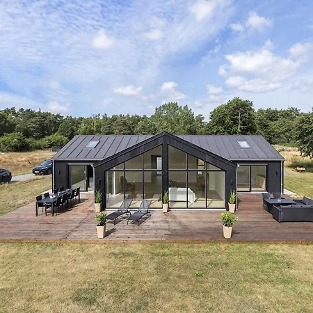 4 Bedroom Stunning In Aakirkeby Ferienhaus *