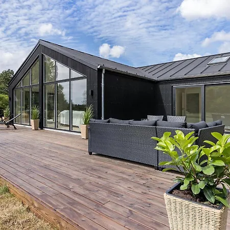4 Bedroom Stunning In Aakirkeby *