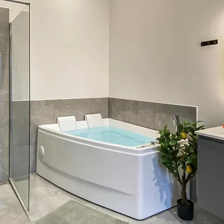 4 Bedroom Stunning In Aakirkeby