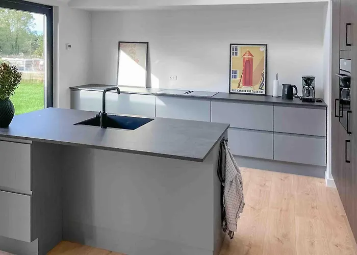 4 Bedroom Stunning In Aakirkeby *