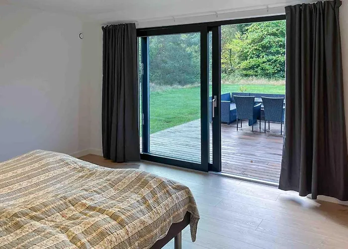4 Bedroom Stunning In Aakirkeby Feriehus Vester Somarken