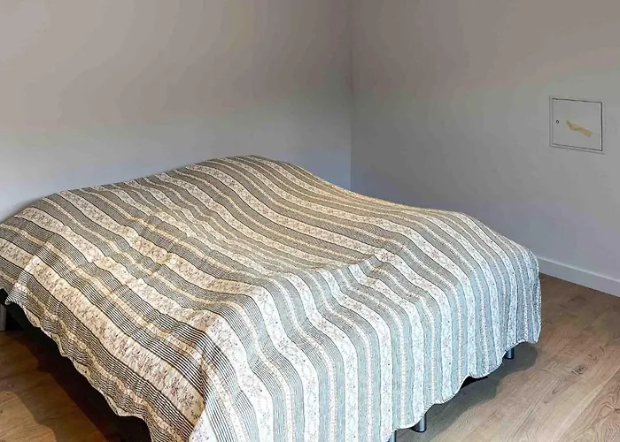4 Bedroom Stunning In Aakirkeby Feriehus Vester Somarken