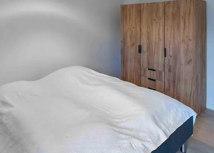 4 Bedroom Stunning In Aakirkeby Feriehus *