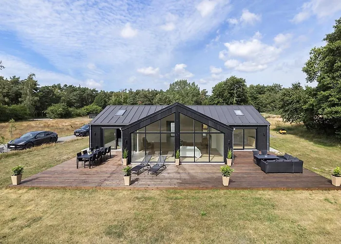 4 Bedroom Stunning In Aakirkeby Vakantiehuis *