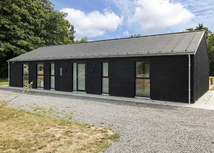 4 Bedroom Stunning In Aakirkeby Vakantiehuis