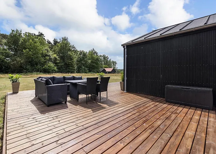 4 Bedroom Stunning In Aakirkeby Vakantiehuis *