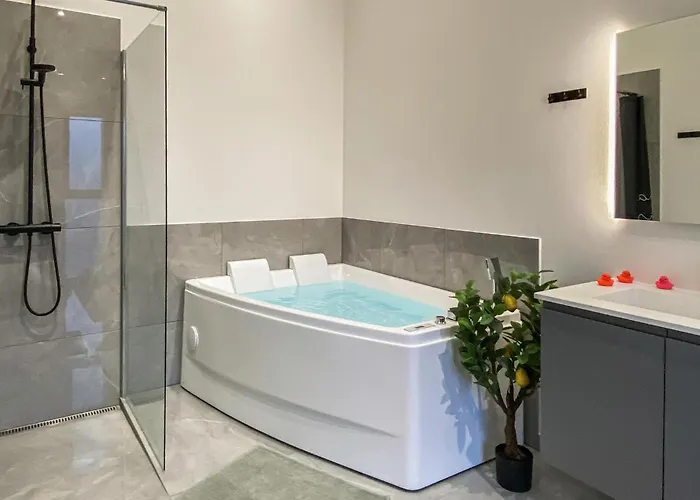 4 Bedroom Stunning In Aakirkeby