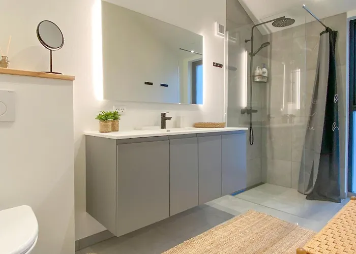 4 Bedroom Stunning In Aakirkeby Vakantiehuis